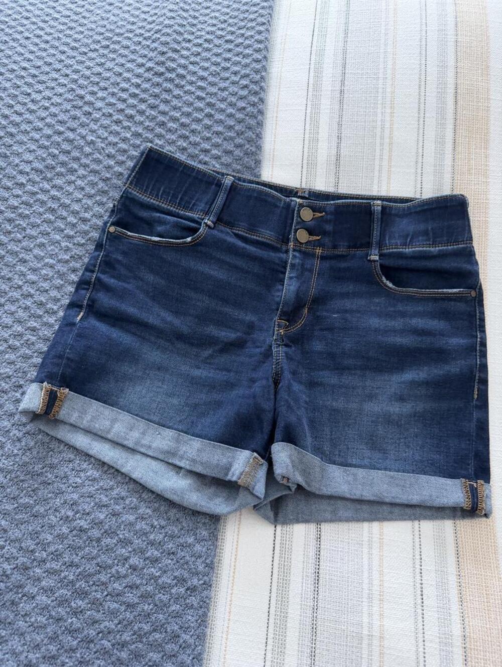 Apt. 9 dark wash denim shorts size12